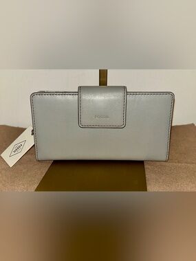 Fossil Women's Wallet in Light Gray Leather with Contrast Stitching